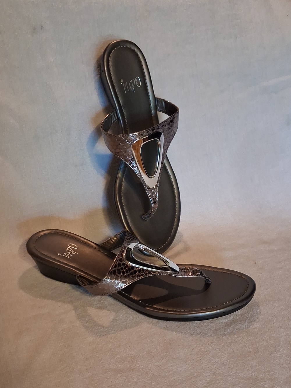 Women's Gray Metallic Thong Sandals with Silver Accent Size 8